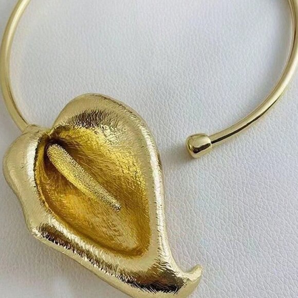 Yellow Gold Exaggerated Calla Lily Women's Choker Necklace - Picture 4 of 5